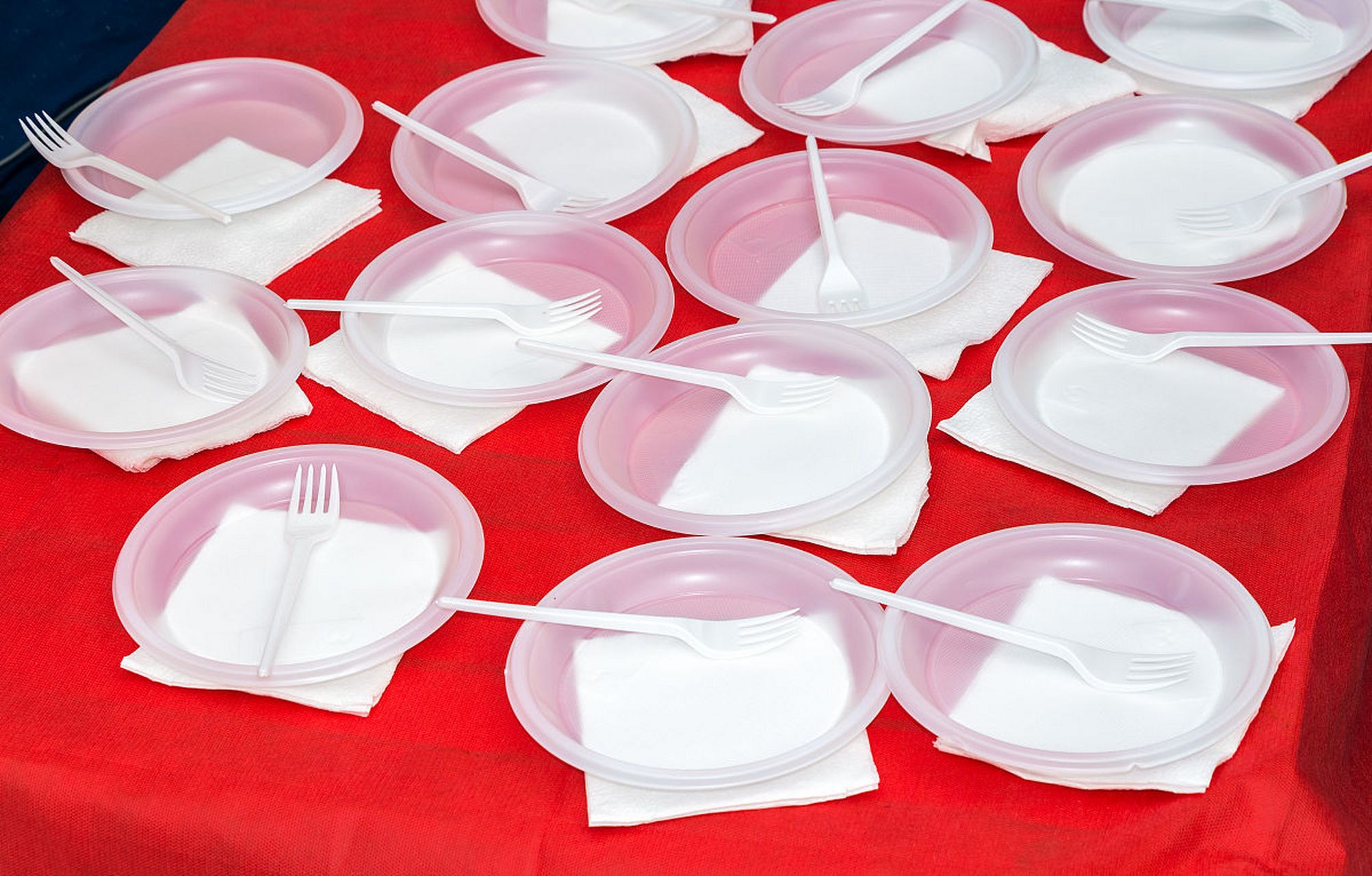 首先,这种行为侵犯了消费者的权益,消费者购买餐具后应该享有安全和