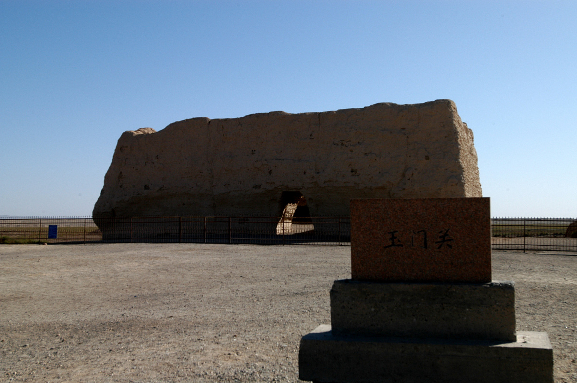 玉门关是丝绸之路上一个充满历史沧桑的关隘,位于甘肃省敦煌市西北