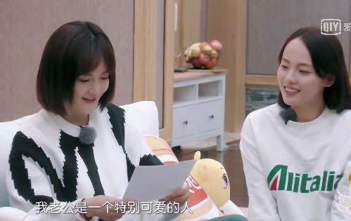 谢娜突然扯张嘉倪衣领,脱口而出2个字,买超红着脸欣然一笑