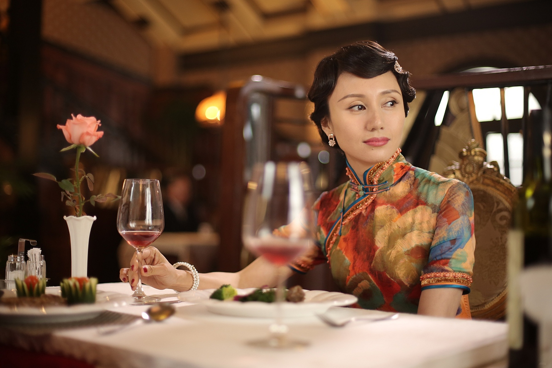 作为文艺类女明星,袁泉的长相曾经让人质疑,然而古装旗袍扮相却相当