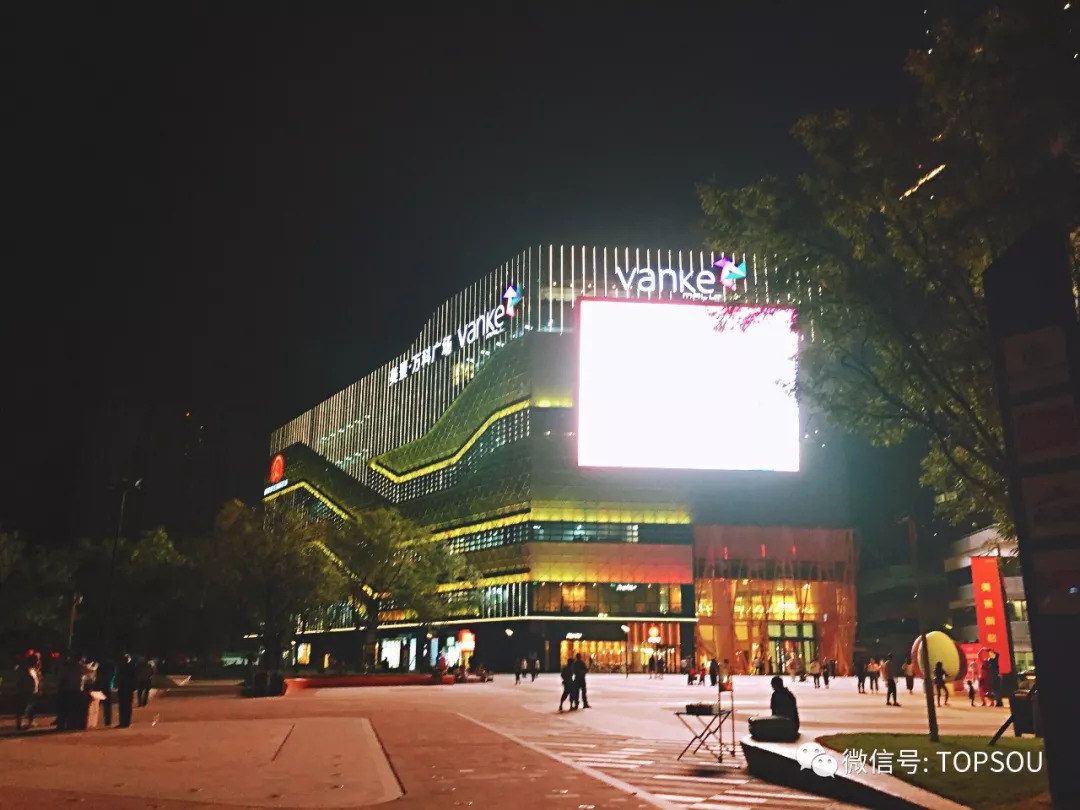 发现 |实拍郑州北大学城周末的万科广场