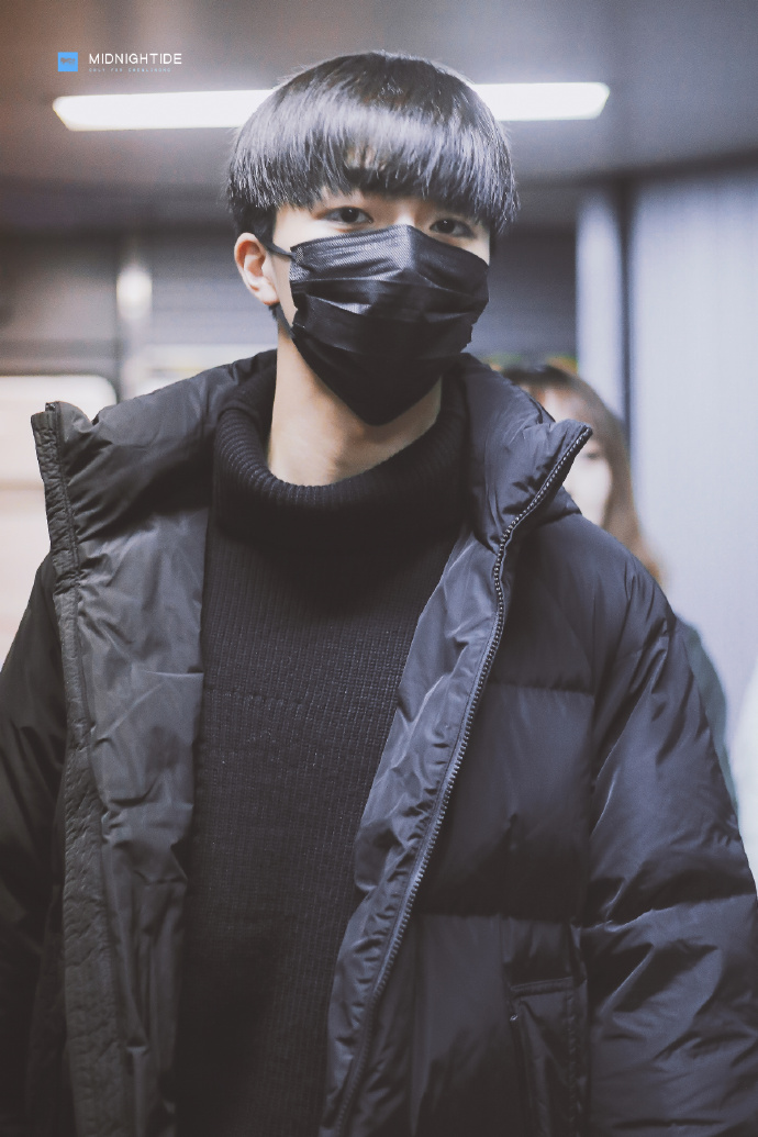 陈立农穿黑色羽绒服内搭黑色高领毛衣现身机场,戴黑色口罩遮面