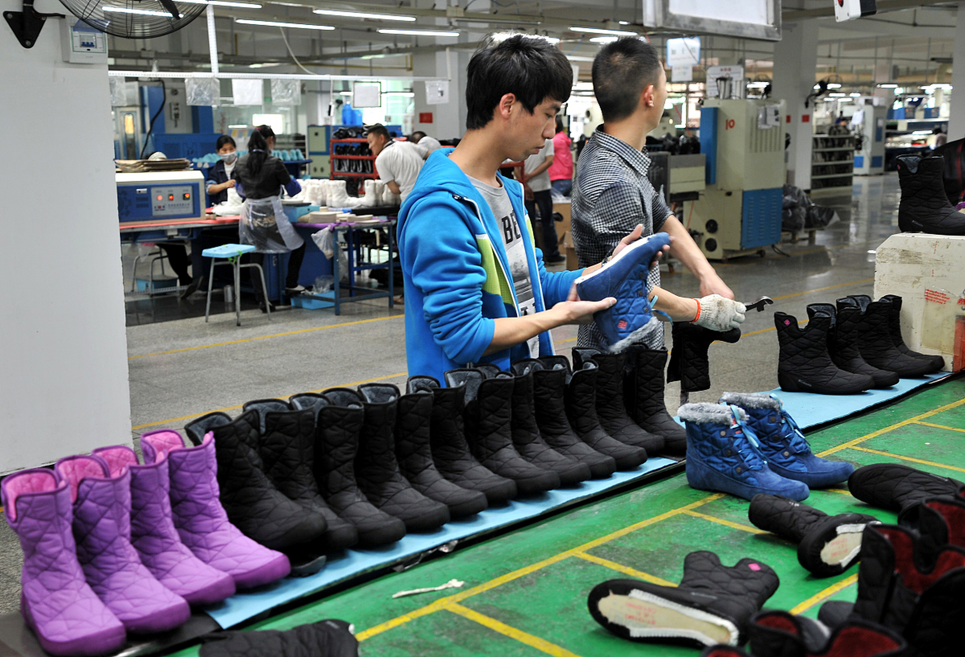 两年前,表哥做生意失败欠了一大笔外债,表嫂因此和表哥离了婚.