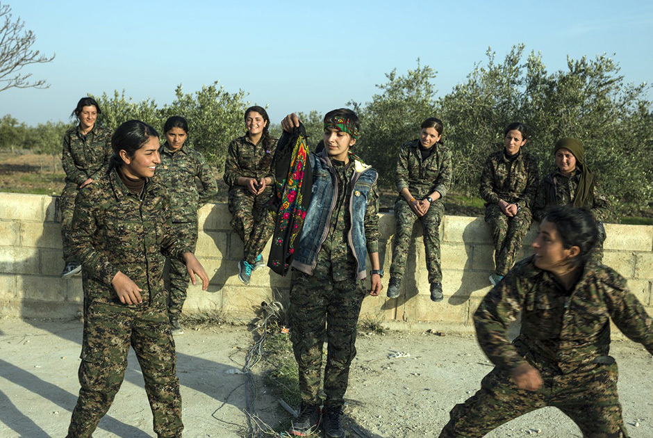 库尔德武装中的女游击队员