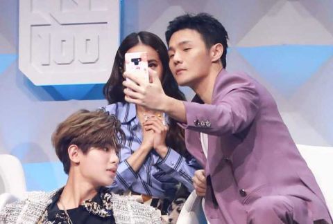 李荣浩与蔡依林自拍,眼睛大小对比明显,网友调侃:把眼睛睁开