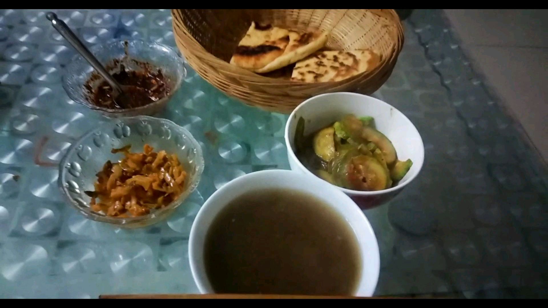 饼+番茄西葫芦+红薯片稀饭。来自河南人的家常便饭