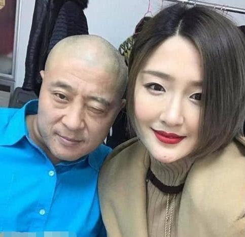 赵四与粉丝绯闻后罕见露面,与女搭档即兴表演,网友评论亮了!