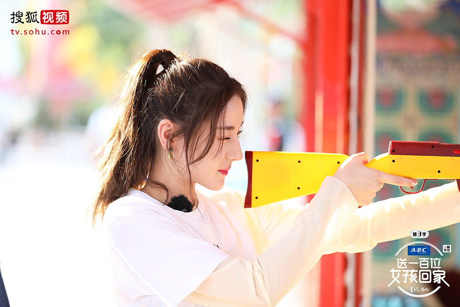 「消息」迪丽热巴《送一百位女孩回家3》游乐园沉迷过山车 自曝想生三