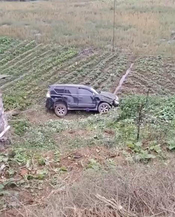 惊险!女司机驾驶越野车打滑甩尾冲下田坎数十米