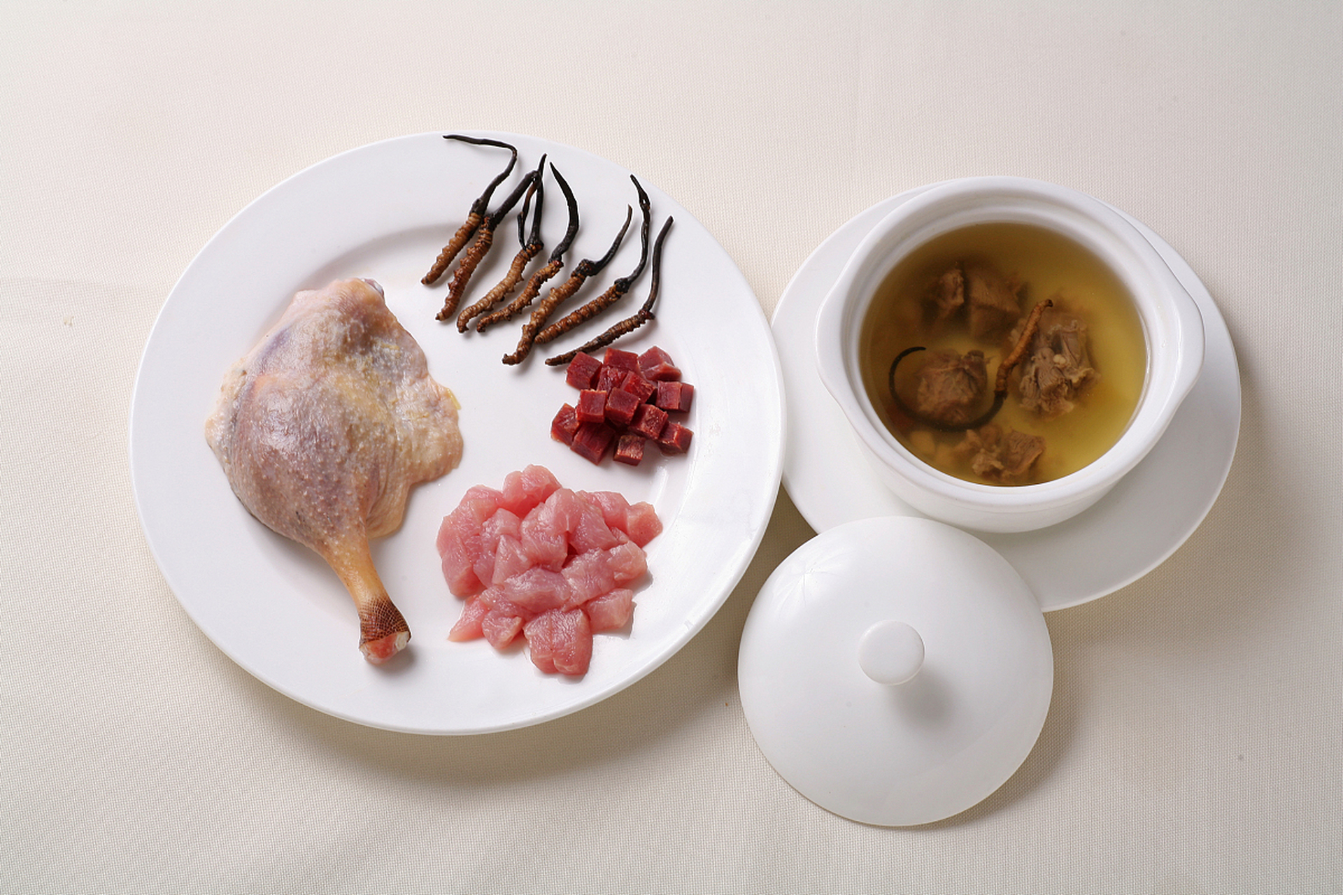 虫草全鸭 【原料】冬虫夏草10克,老雄鸭1只. 【调料】料酒,生姜,葱白,