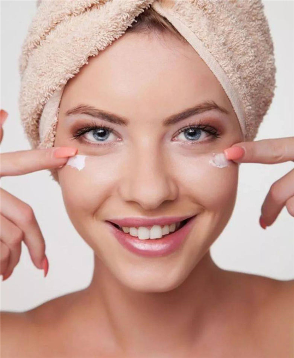 这样"涂眼霜"是错误的,可惜有些人并不知道,难怪肌肤差!