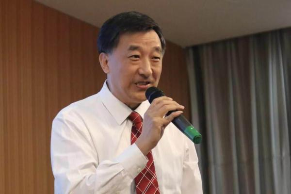 建平远翔校长于基泰寄语毕业生:向前冲时,记得回头看一看