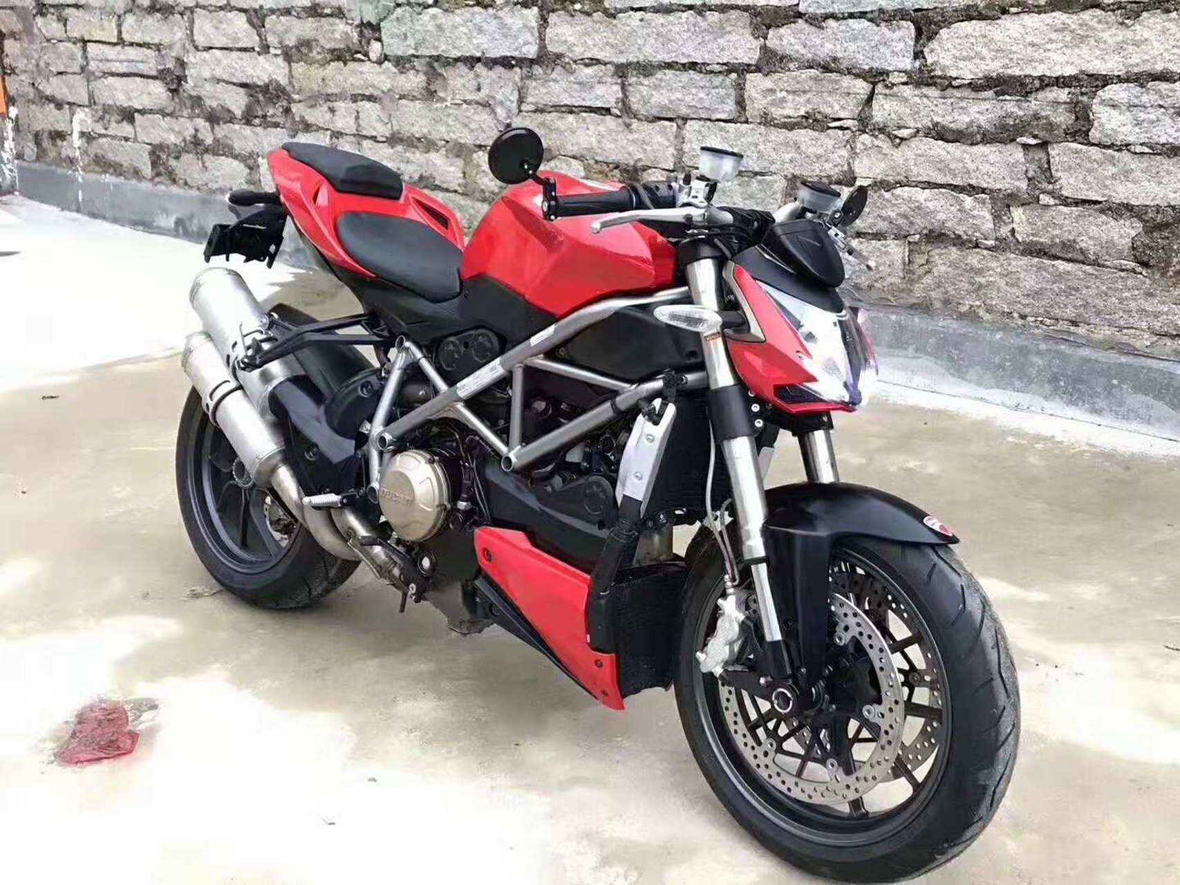 意大利红魔杜卡迪街霸,1098cc.