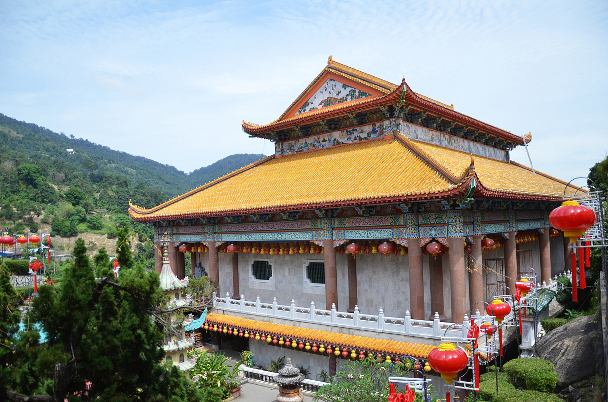 福建省泉州市惠安县的净峰寺,坐落在壮丽的净峰山上,东临净峰惠女湾