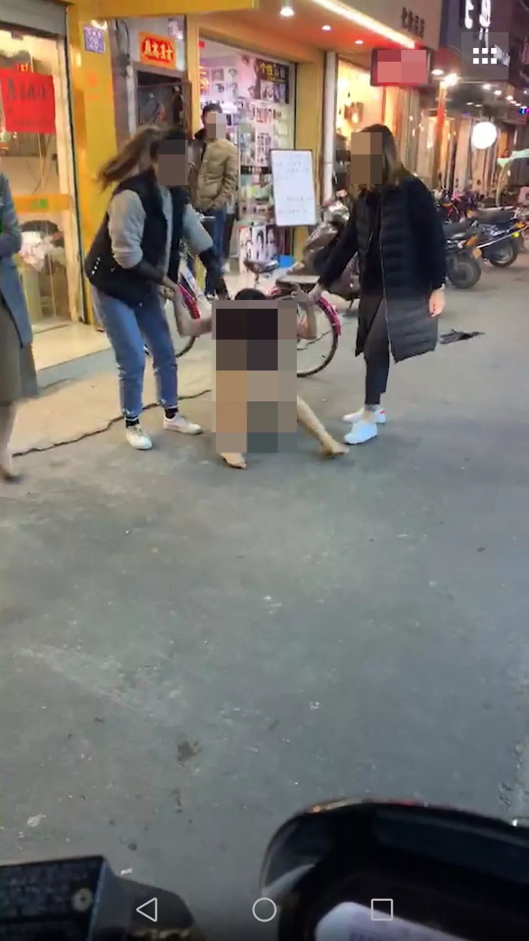 福建街头女子被扒光殴打!3女一男施暴 好多人录像却不阻止