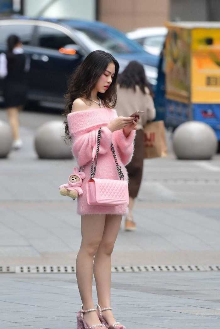 新疆街拍:紧身衣凸显傲人身材,肤白貌美动人心弦