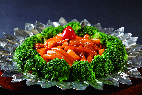 2401铁板鱼香肉丝饭:鱼香肉丝是一道常见川菜.