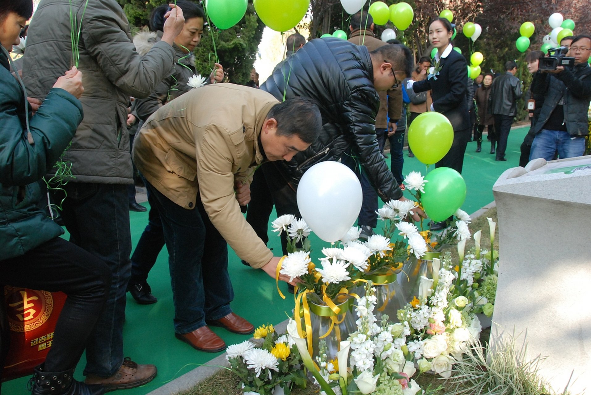 无人祭奠无地可葬日本现气球葬礼