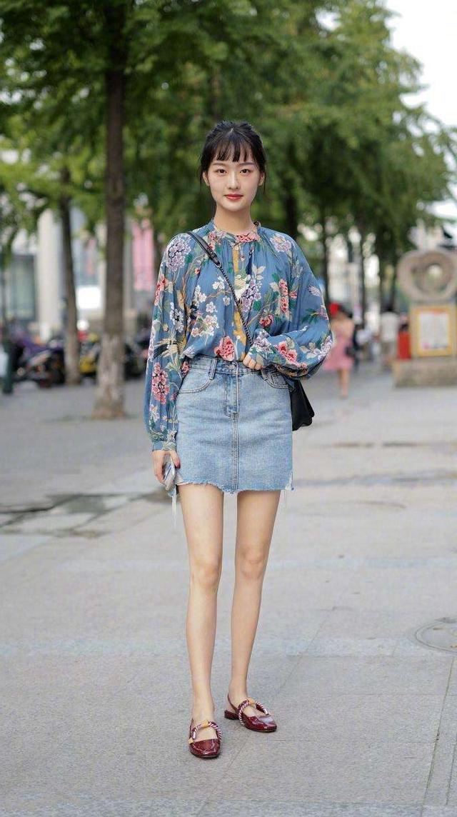 海南街拍:蓝色的头发,白色的吊带,宽松的七分裤尽显青春的气息