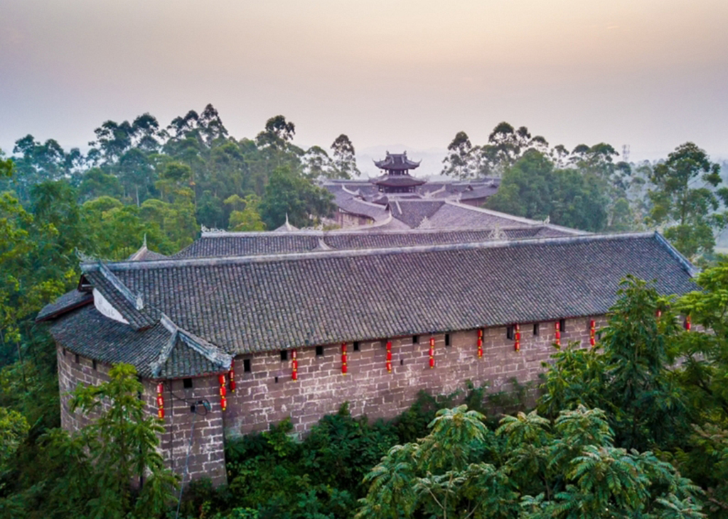 一座为战乱而建的山塞,因为地势险要,百年来没有经历过战事