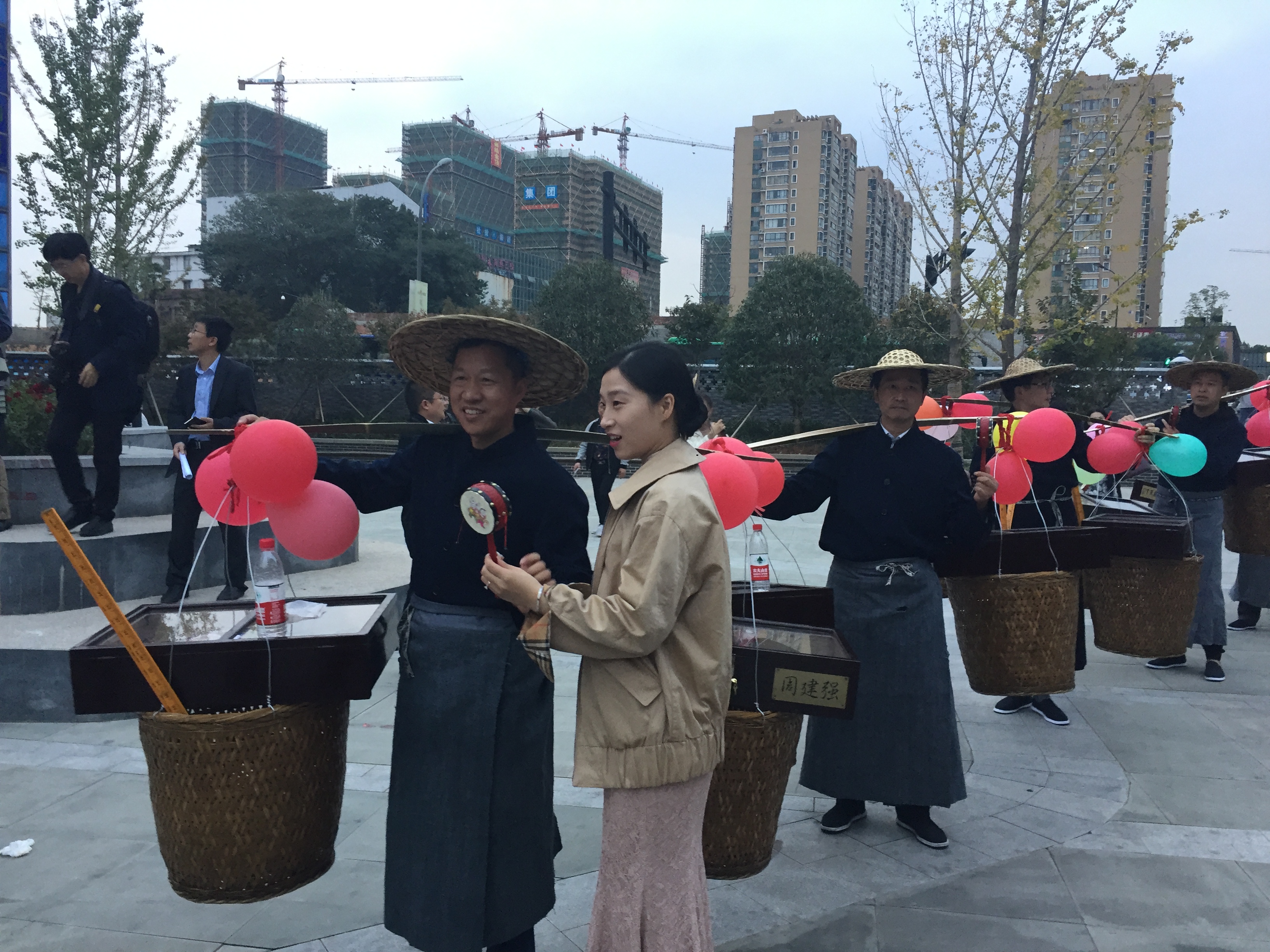 义博会开幕前一天,40位义乌老板挑着货郎担重走老市场,只为了却一位