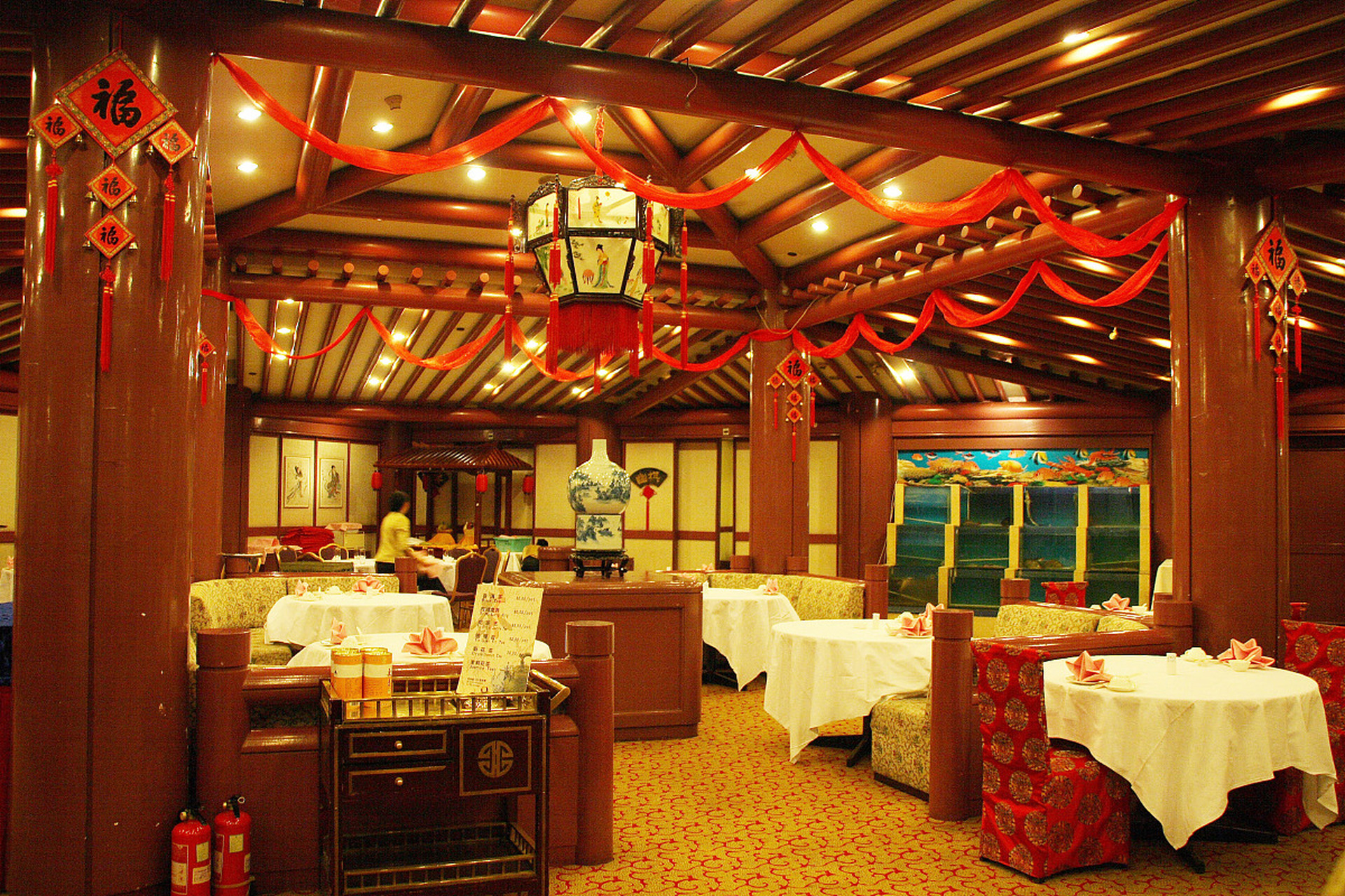 今天,和朋友去了位于长安街上的民族饭店,朋友计划在