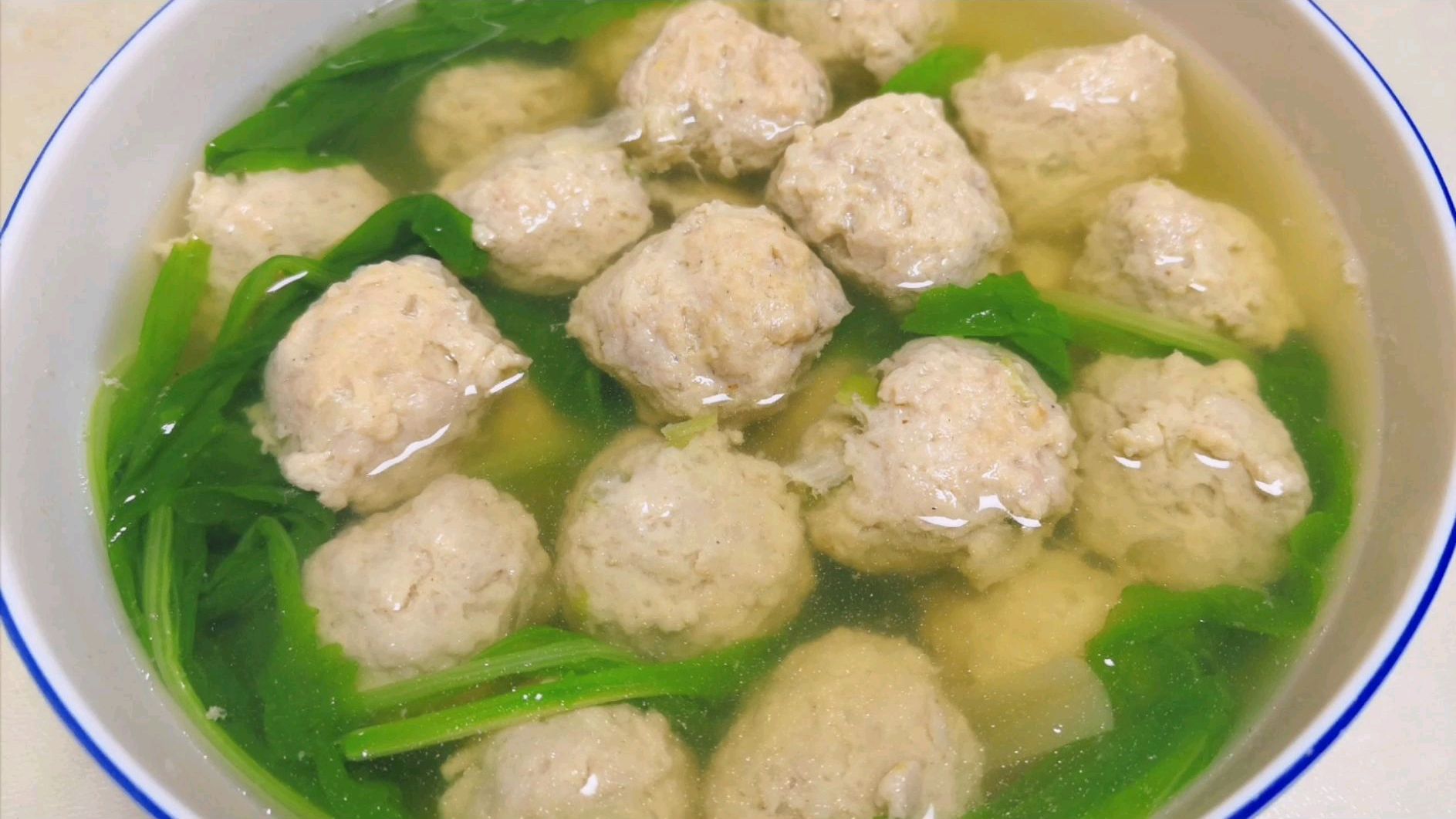 东北媳妇教你青菜肉丸汤的家常做法,肉丸嫩滑不松散,汤鲜味美