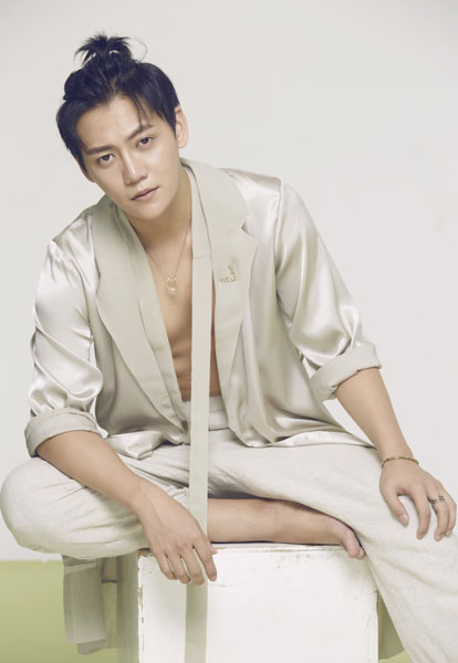 张亚奇性感高清写真,丰神俊朗,剑眉星目