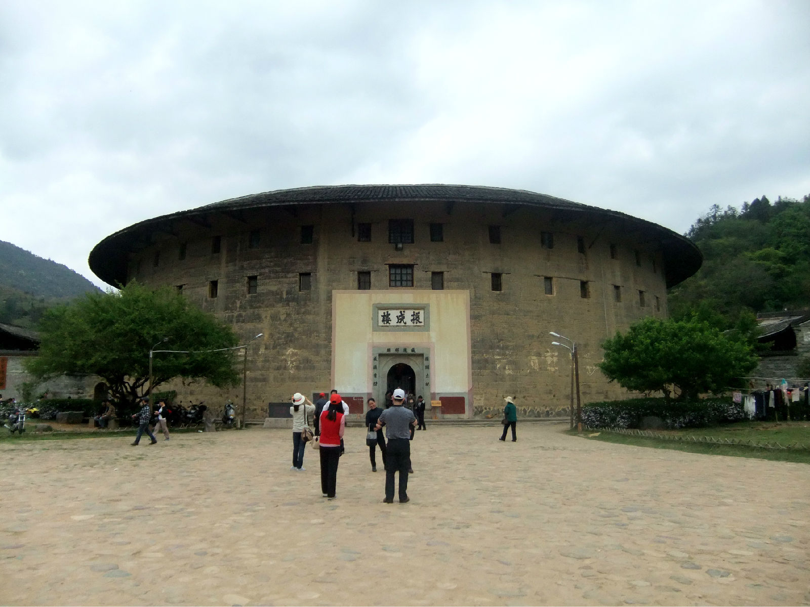 细数建筑独特的旅游休闲场所,龙岩福建土楼永定景区,黄山市屯溪老街