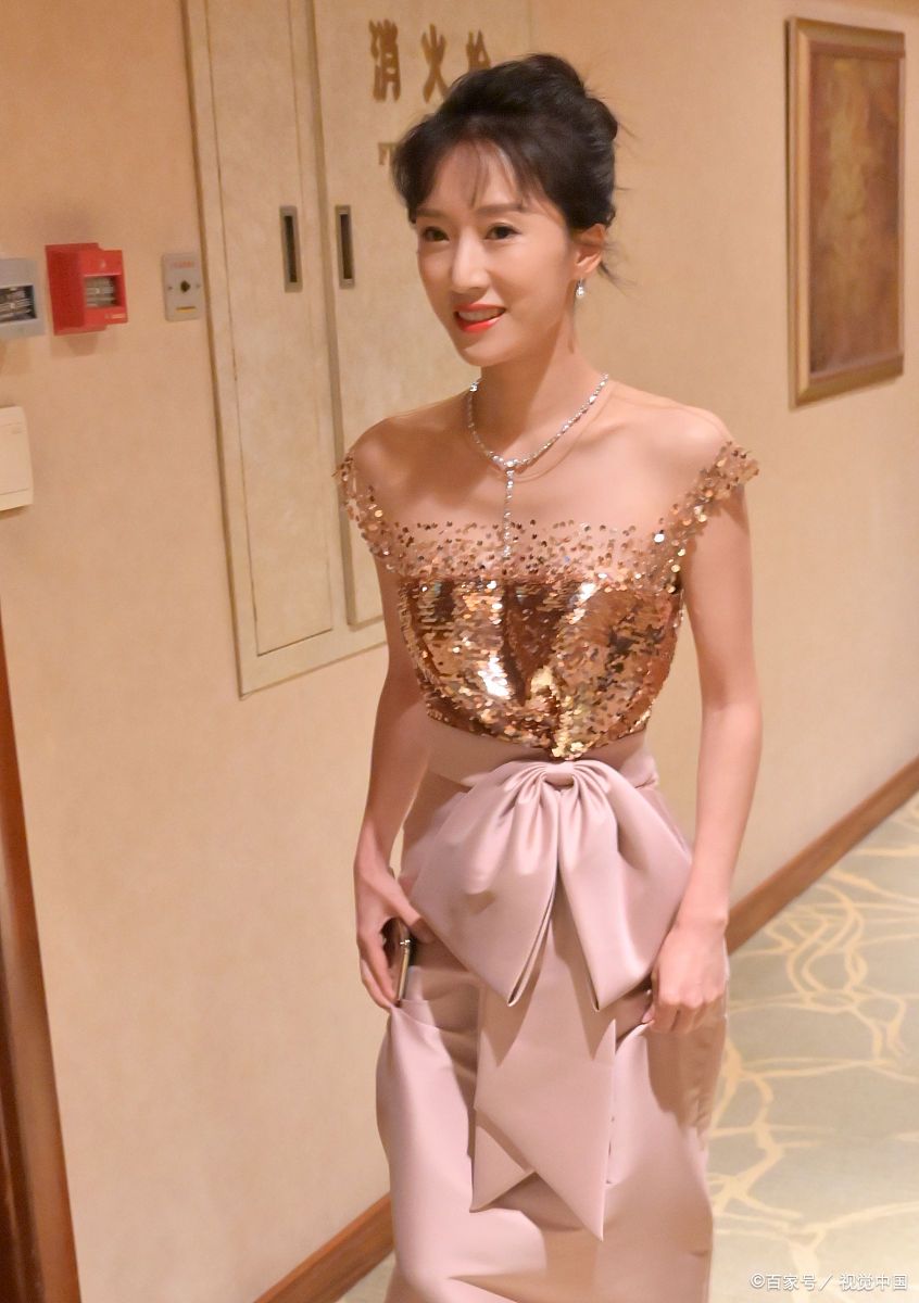 李念官宣三胎喜讯,38岁生日收到特别的礼物,三个儿女同框好温馨