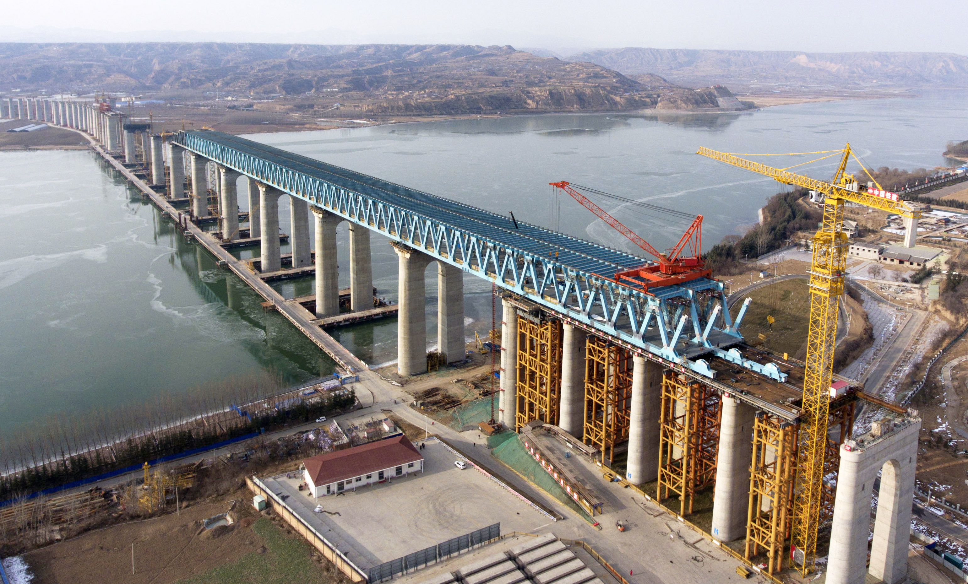 (经济)(1)河南三门峡黄河公铁两用特大桥加紧施工