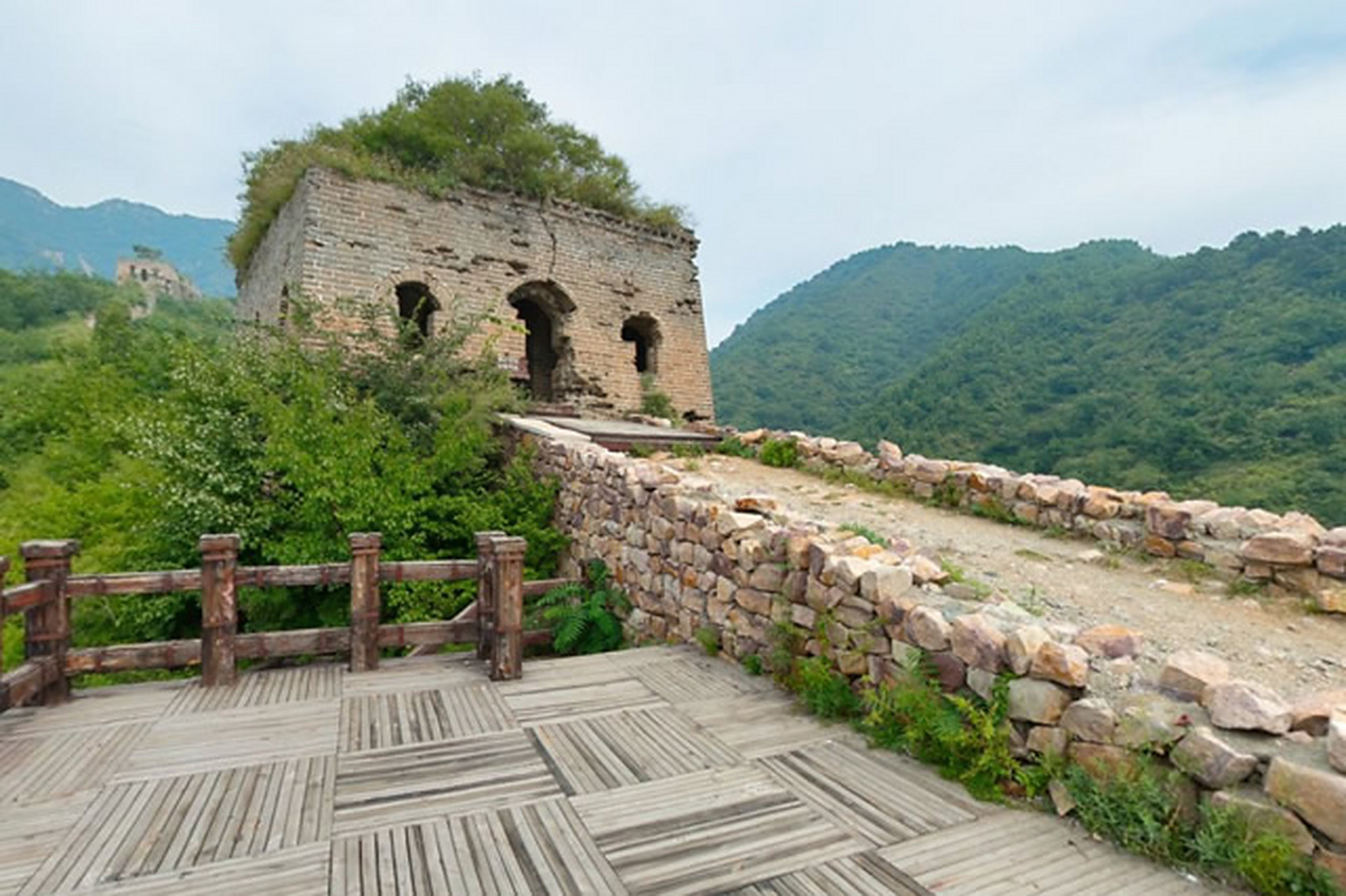 青山关位于河北省唐山市迁西县北部,距县城40公里,关城两侧高山对拱