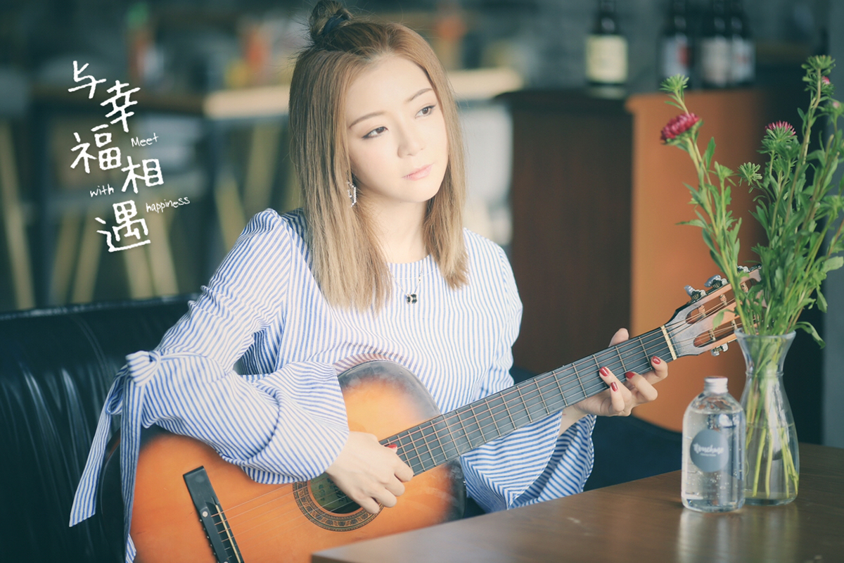 风雨来袭观众心寒 胡芳芳冒雨献唱点燃全场激情