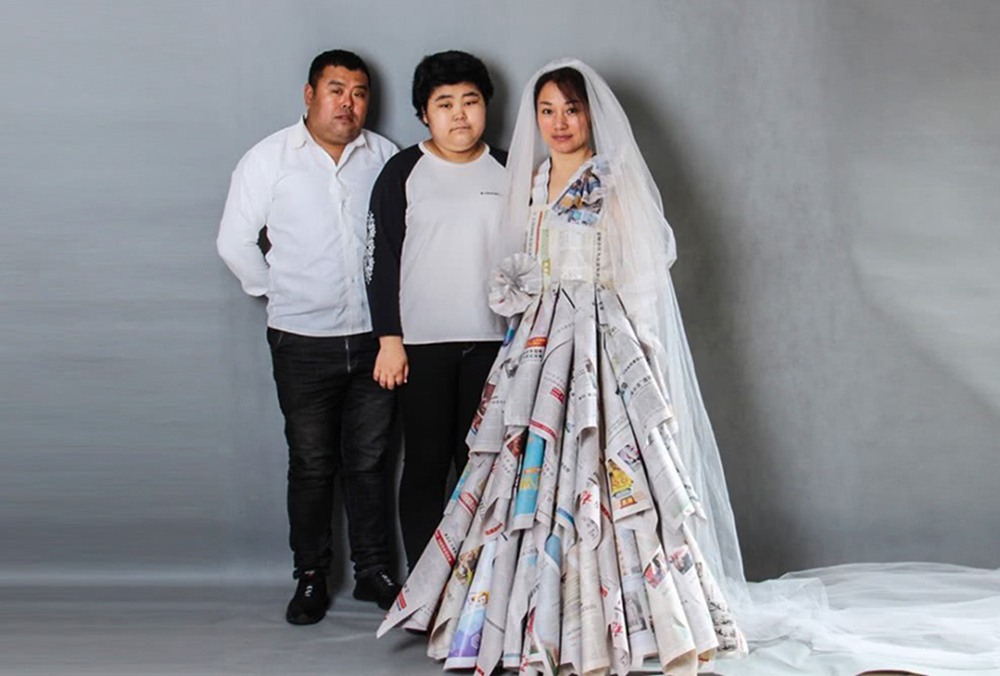 18岁女孩身患重病,用报纸做婚纱送母亲,只想让离异父母重新和好