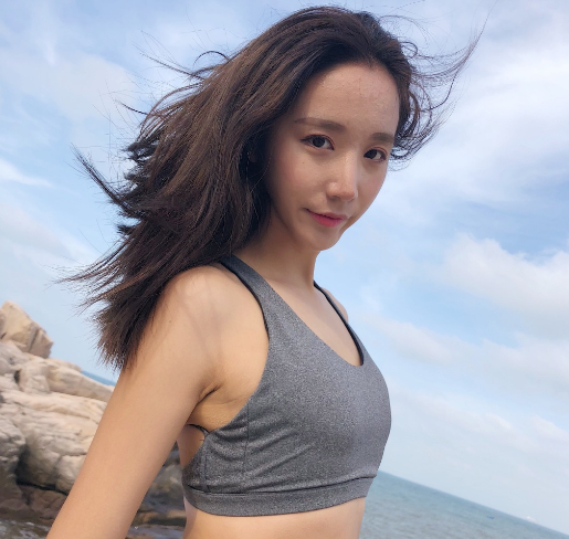体操女神鲍语嫣,为当明星选择退役却成网红,直言喜欢和老外玩