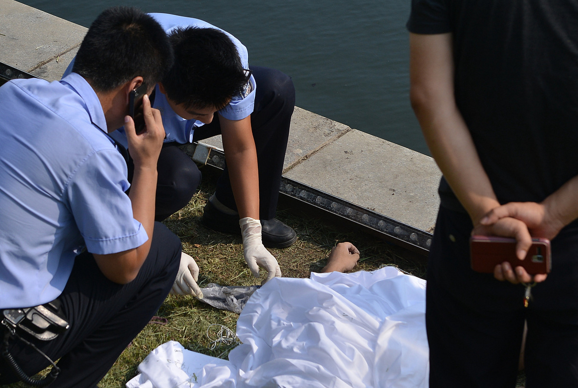 这是一个关于一位父亲的故事,他因为儿子溺亡而悲痛