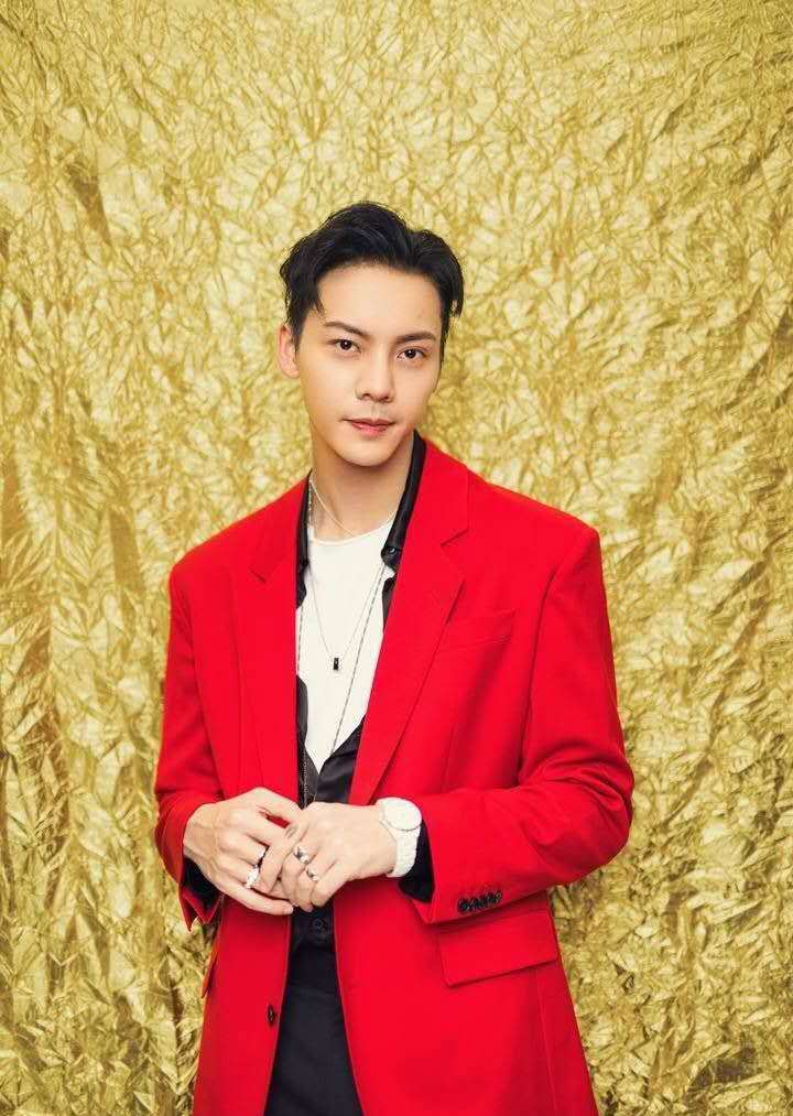 当男星穿上红西服,朱一龙是翩翩贵公子模样啊,罗云熙这样好霸气