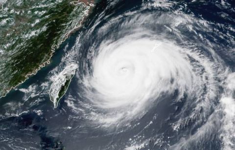 危险而壮观!玛莉亚台风眼驾临日本宫古岛,追风者见证阳光普照