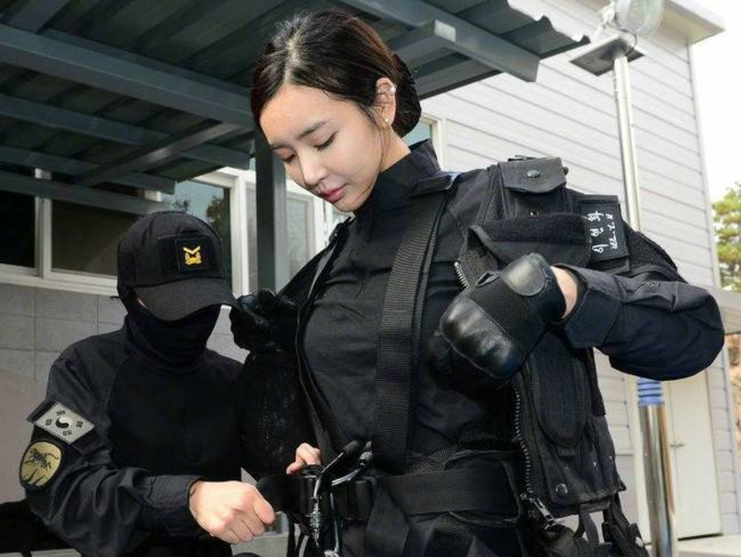 韩国"健身女王"李妍和摆拍,魔鬼身材太迷人了!