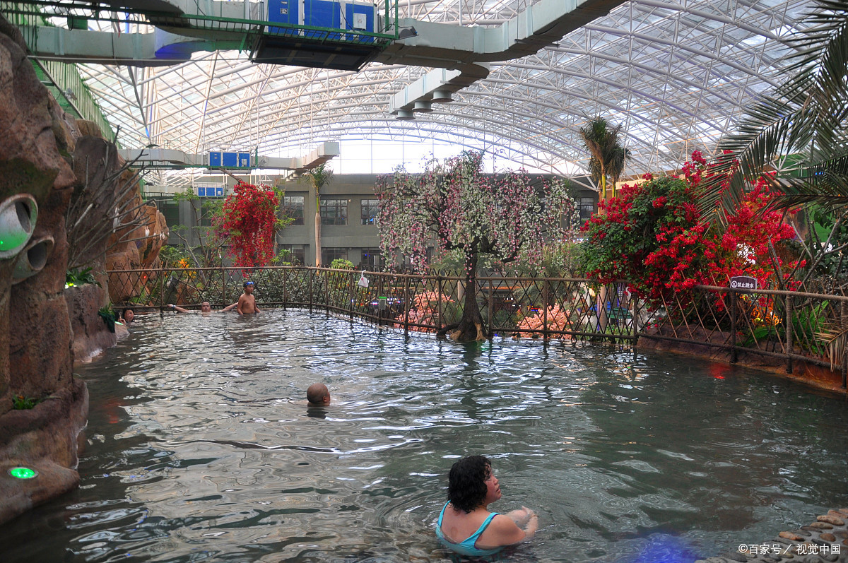 五龙背温泉位于中国辽宁省丹东市振安区五龙背镇