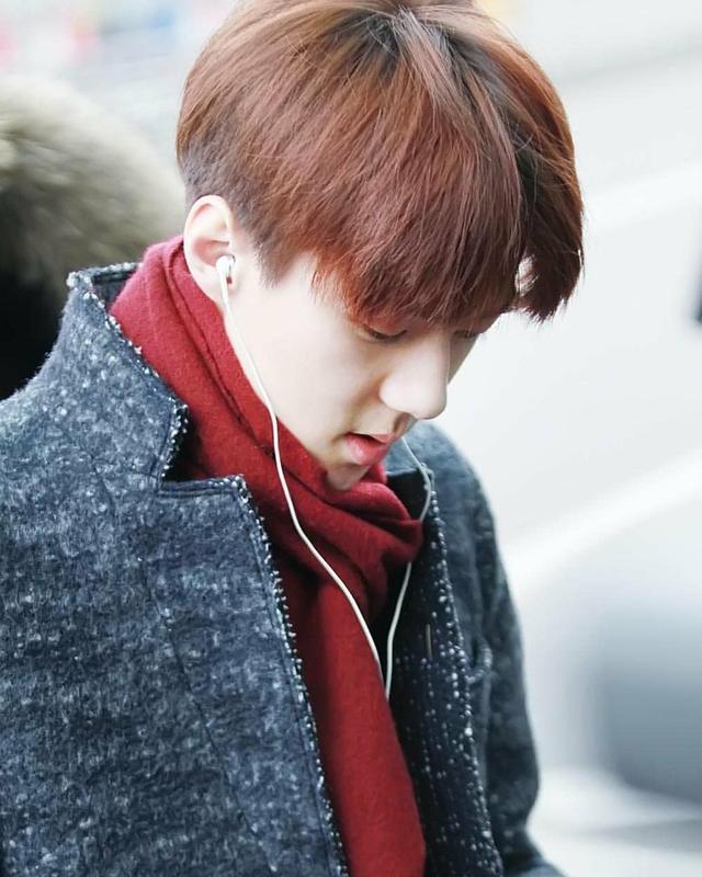 吴世勋一身风衣亮相机场 网友:气质很高冷