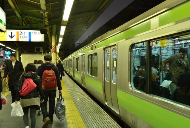 日本素质高,为何乘坐地铁却不给老人让座,难道是文化的差异