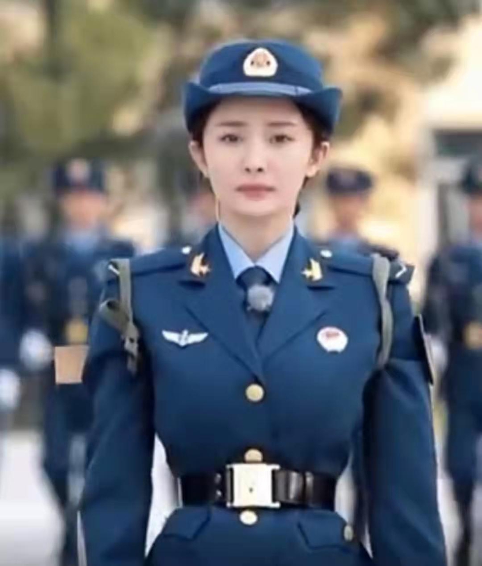 杨幂穿军装英姿飒爽 蚂蚁腰抢眼身材超好