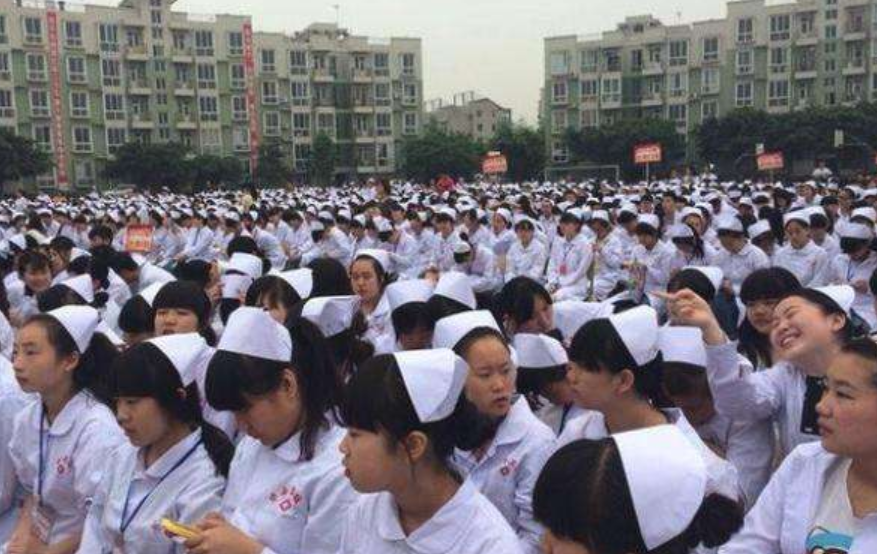 初中毕业的小女生去读卫校有前途吗?教导主任这样说,受用了