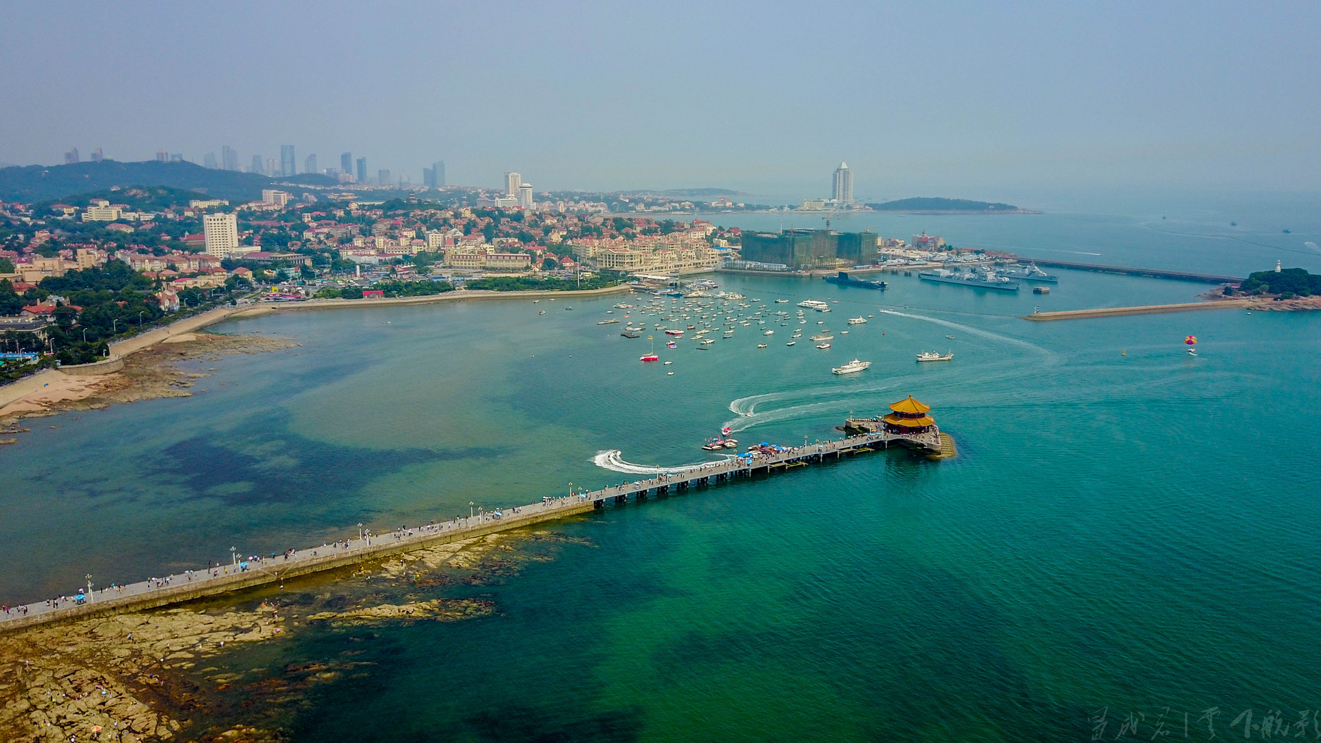 去青岛看海,吃盆装海鲜.一座集多国建筑,山,海,城相融的城市.