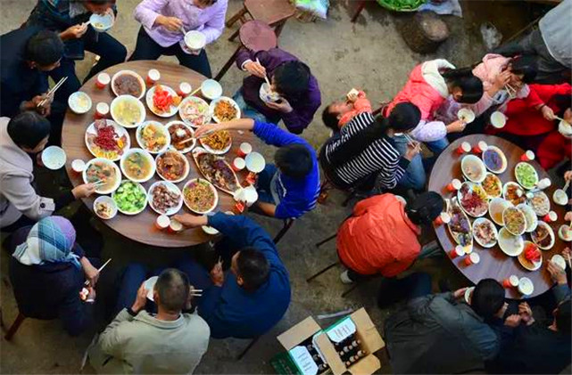 农村"五花八门"酒席多,为啥人情味却淡了,老农的话道出实情!