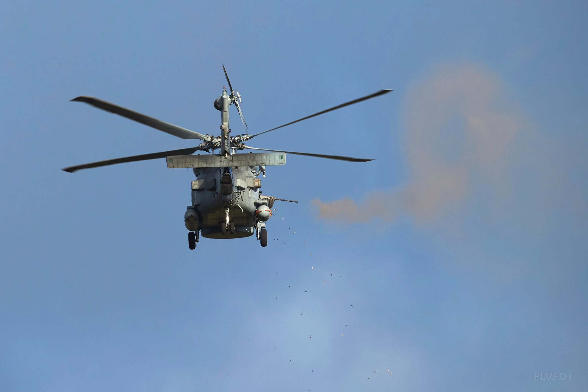 图中则是正在扫射的gau-21机枪,但是在白天看则是没有夜晚这么多绚丽