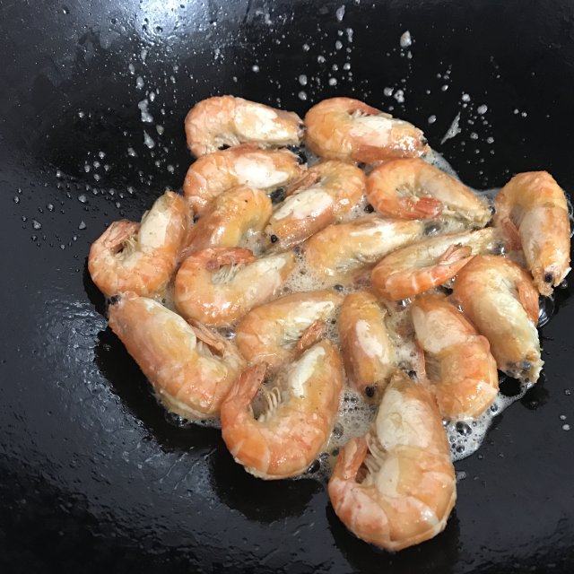 八宝酱焖虾,适合老人和孩子吃,做的时候,加入一勺八宝酱,味道特别鲜美