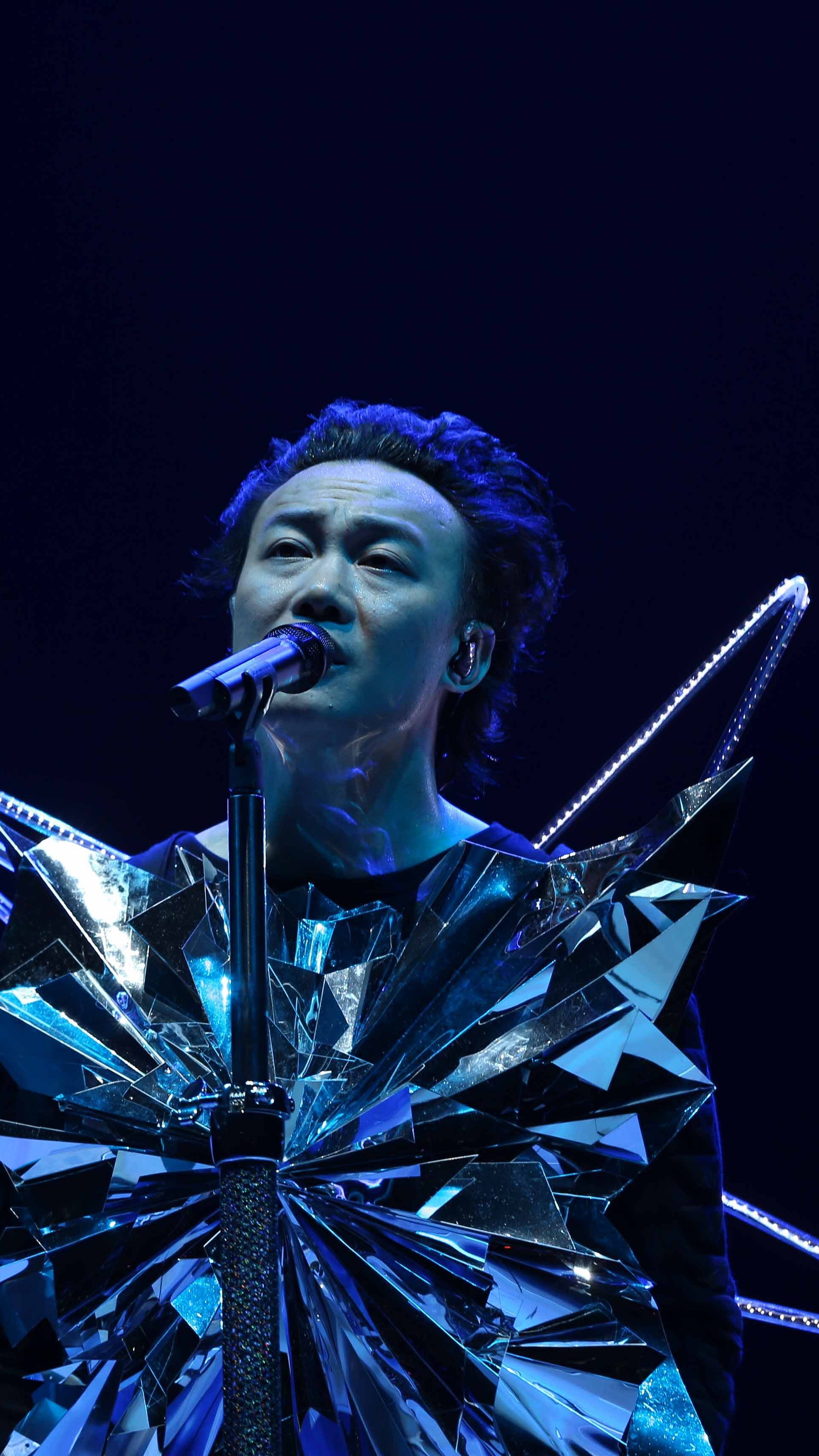 陈奕迅的13张舞台照,穿衣品味很有个性,网友:华丽而不失接地气