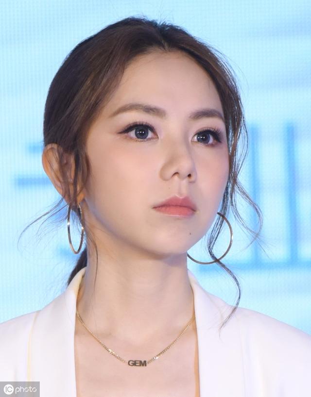 舞台张力非常赞的邓紫棋,图4的"烟熏妆"拖后腿